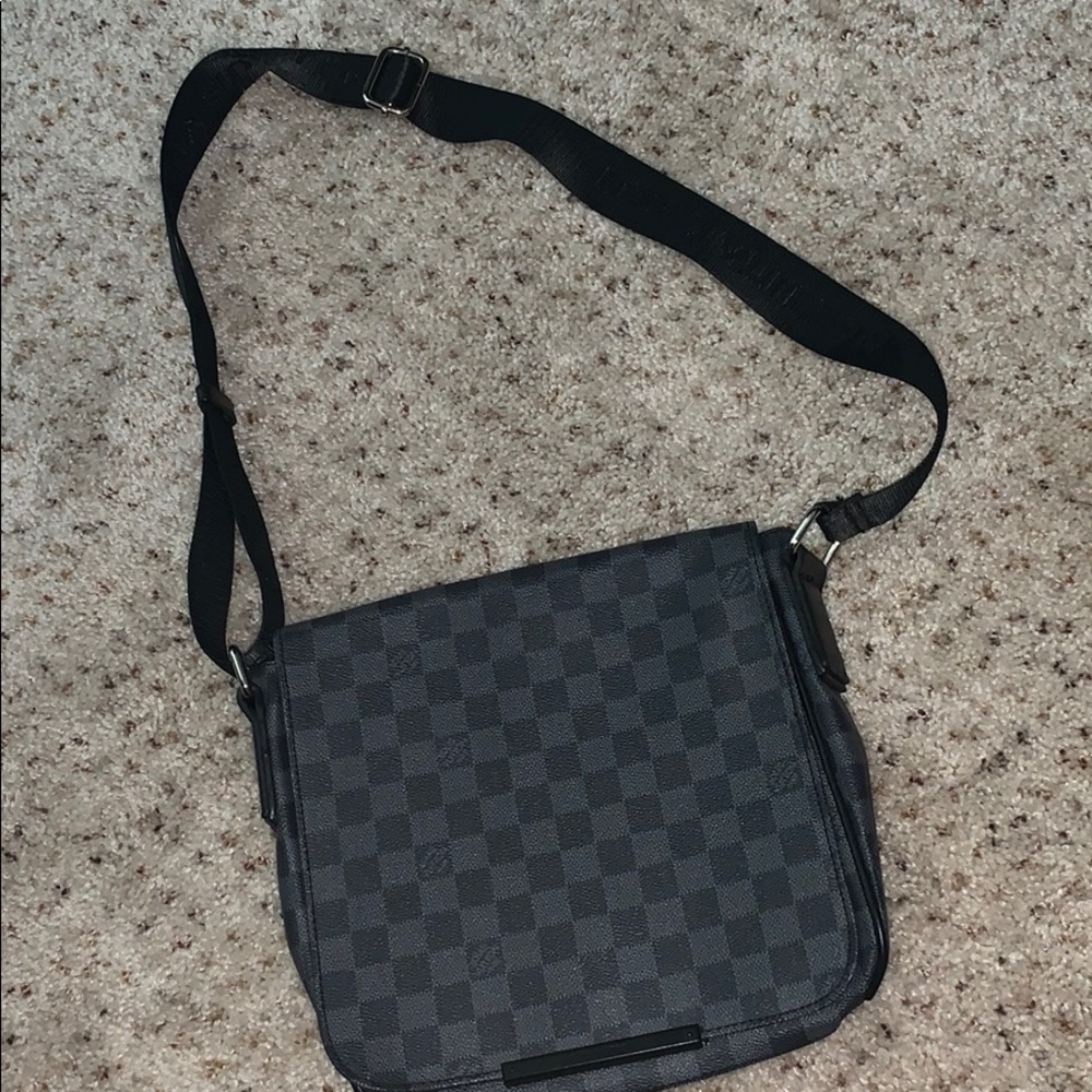 Used Louis Vuitton messengers bag great condition